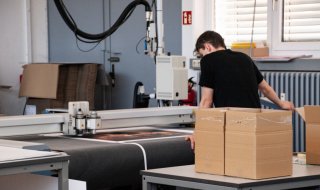 Large Format Printing_Big Print Sono possibili anche i grandi formati e la stampa su unampia varietà di materiali. Ad Augsburg abbiamo il nostro centro di competenza per la stampa digitale